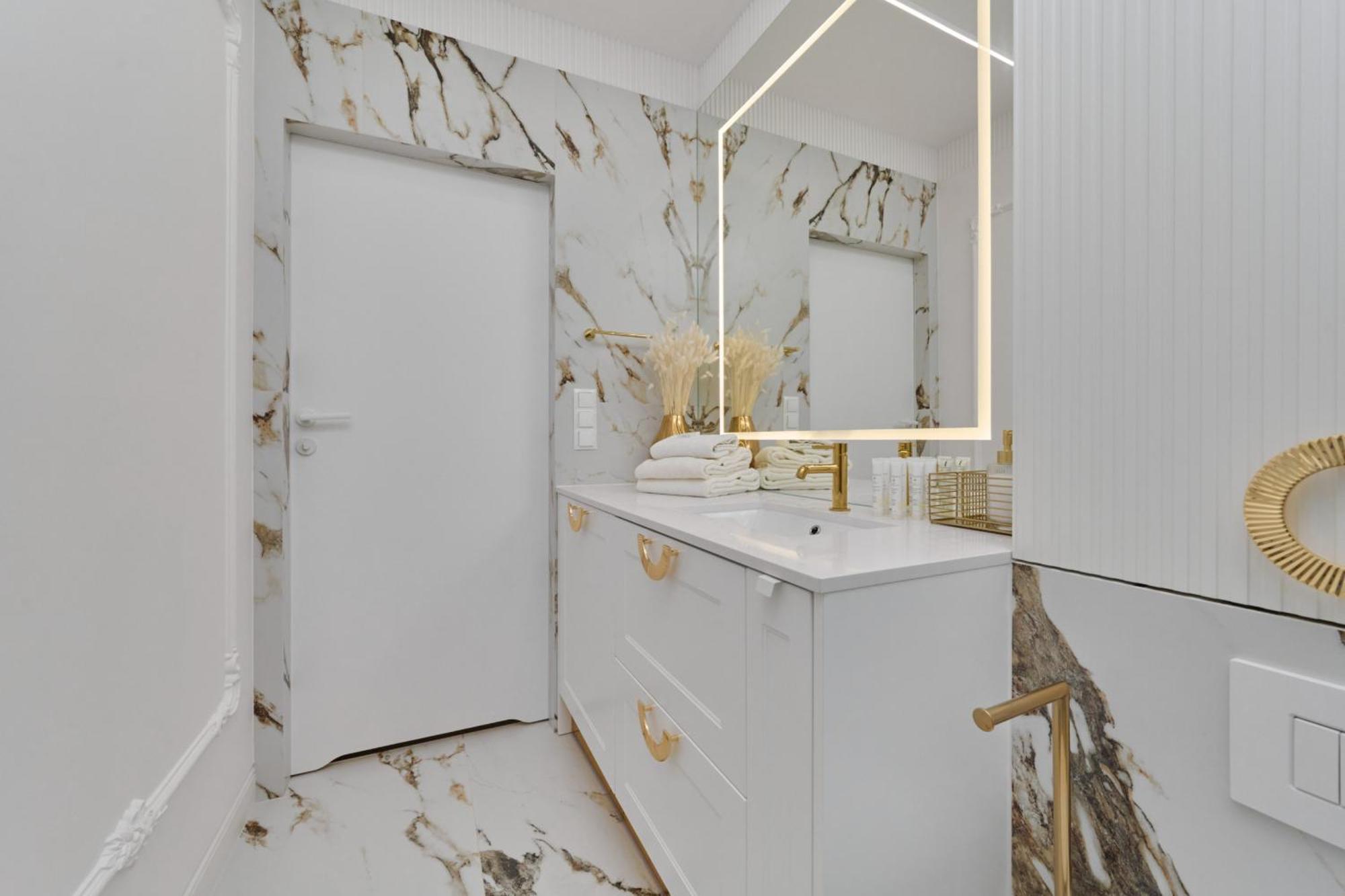 Luxurious 13th Floor Beige In With Furnished Balcony By Renters Prestige Apartmán Vratislav